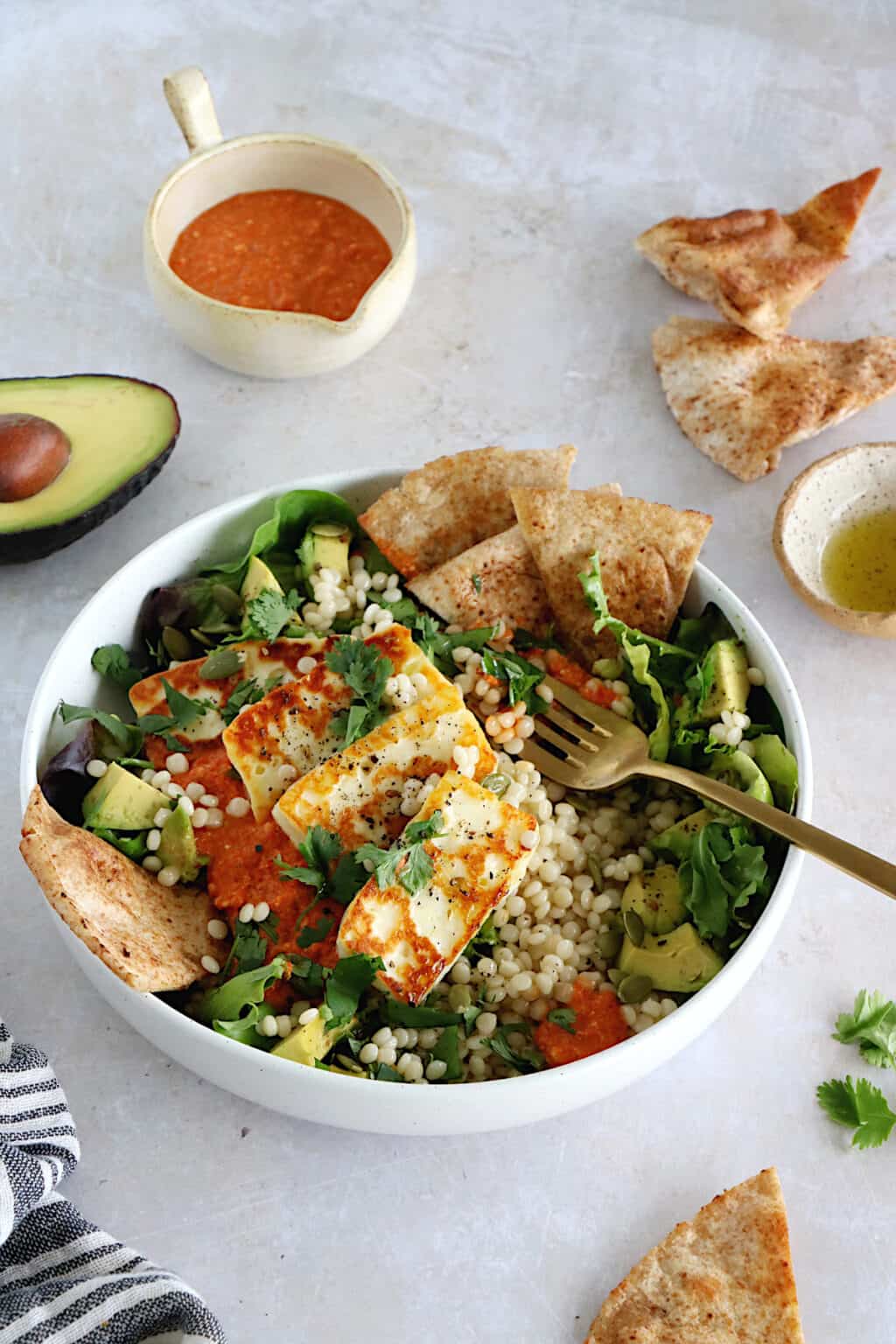 Salade Bowl De Couscous Perl Halloumi Et Sauce Romesco Del S