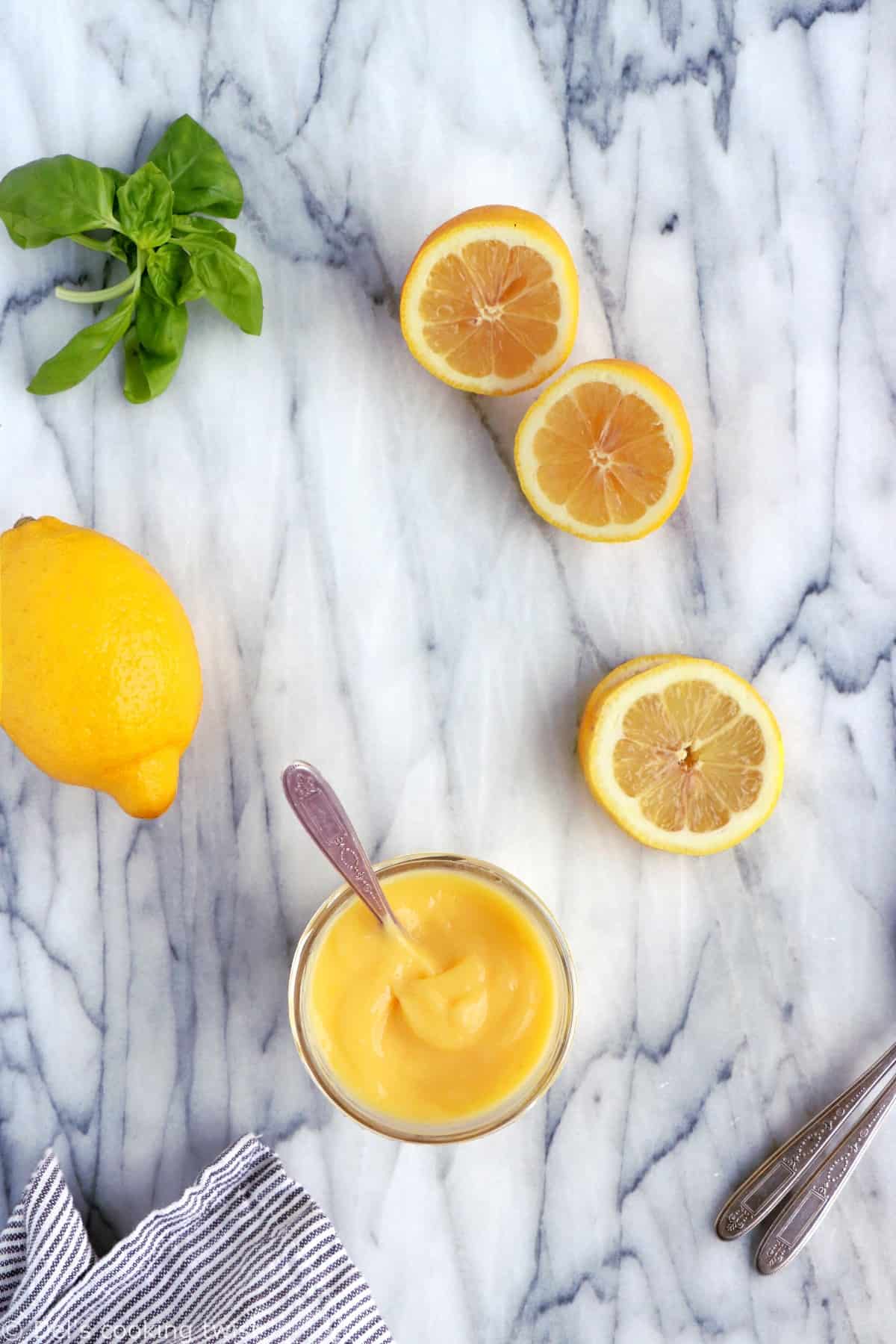 Homemade lemon curd recipe is incredibly easy to prepare. With only 5 ingredients, you get a perfectly sweet and tangy flavor with such a creamy texture. The perfect spread with scones, cakes and pancakes.