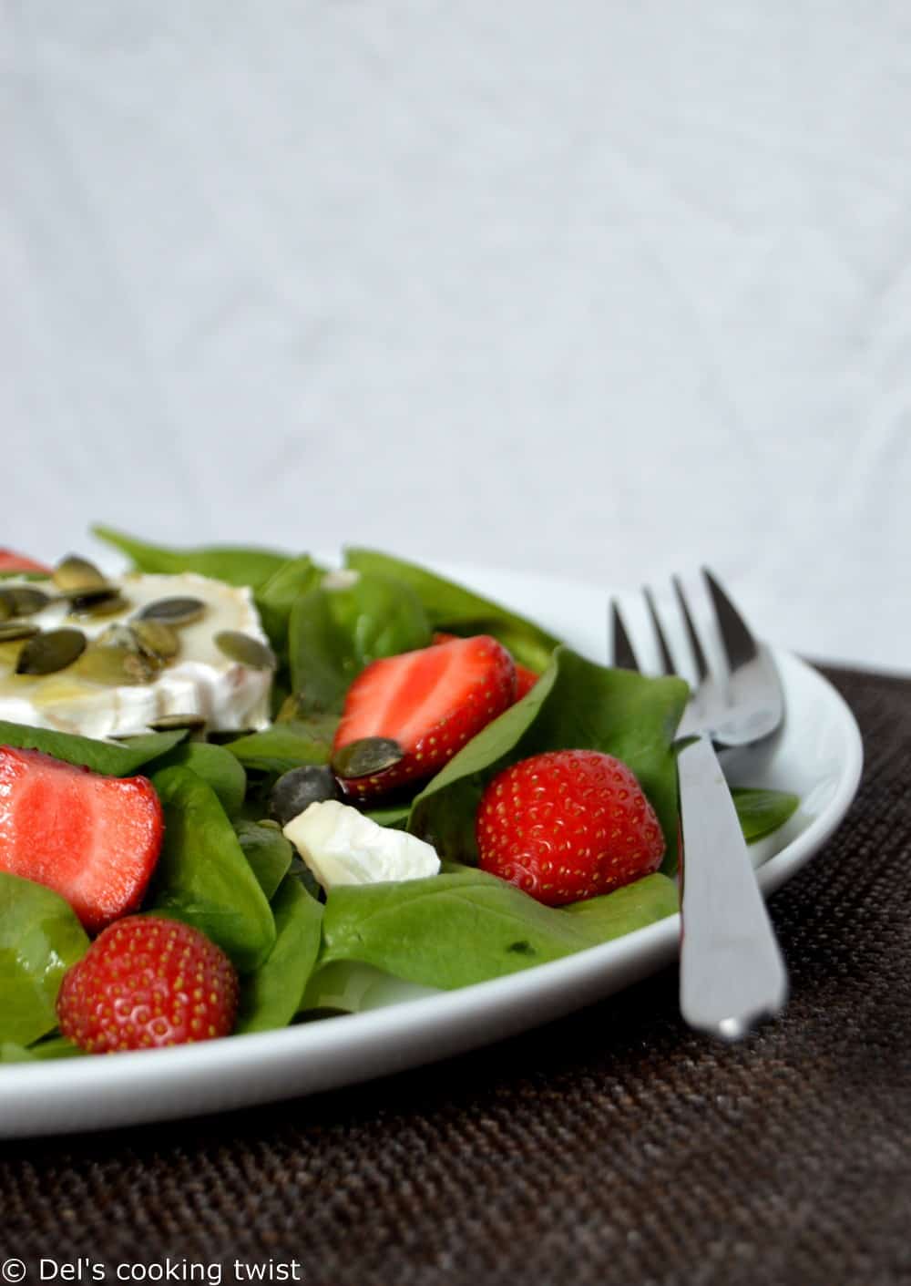 Salade D'épinards Et Fraises Au Chèvre Avec Une Sauce Citronnée Aux ...