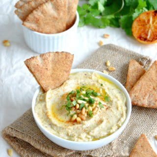 Houmous de chou-fleur et chips de pita