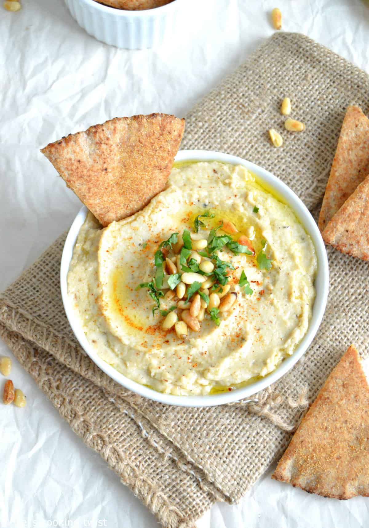 Houmous de chou-fleur et chips de pita