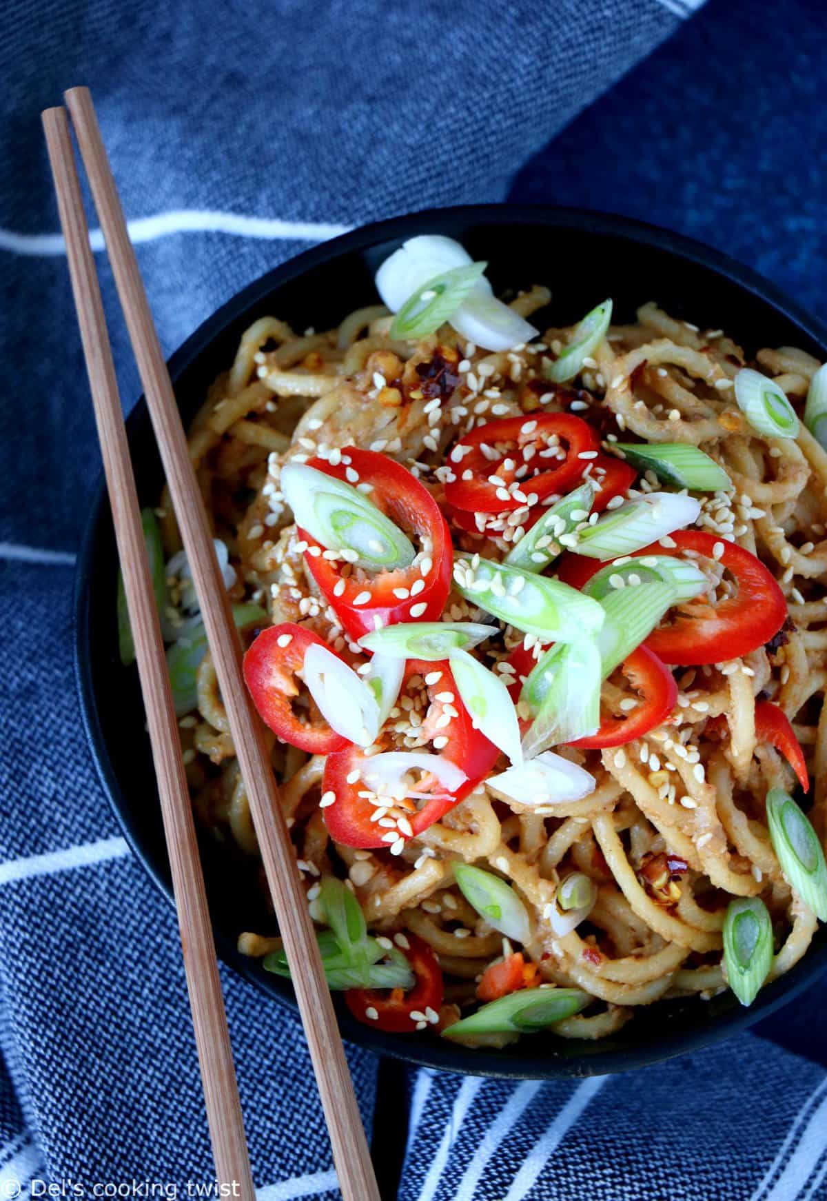 Nouilles soba aux légumes, sauce au beurre de cacahuètes