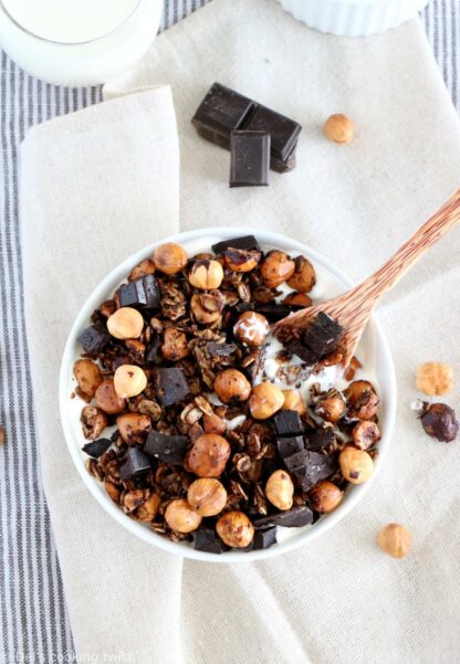 Croquant, chocolaté et riche en saveurs, ce granola chocolat-café est réalisé avec des noisettes entières grillées au four.