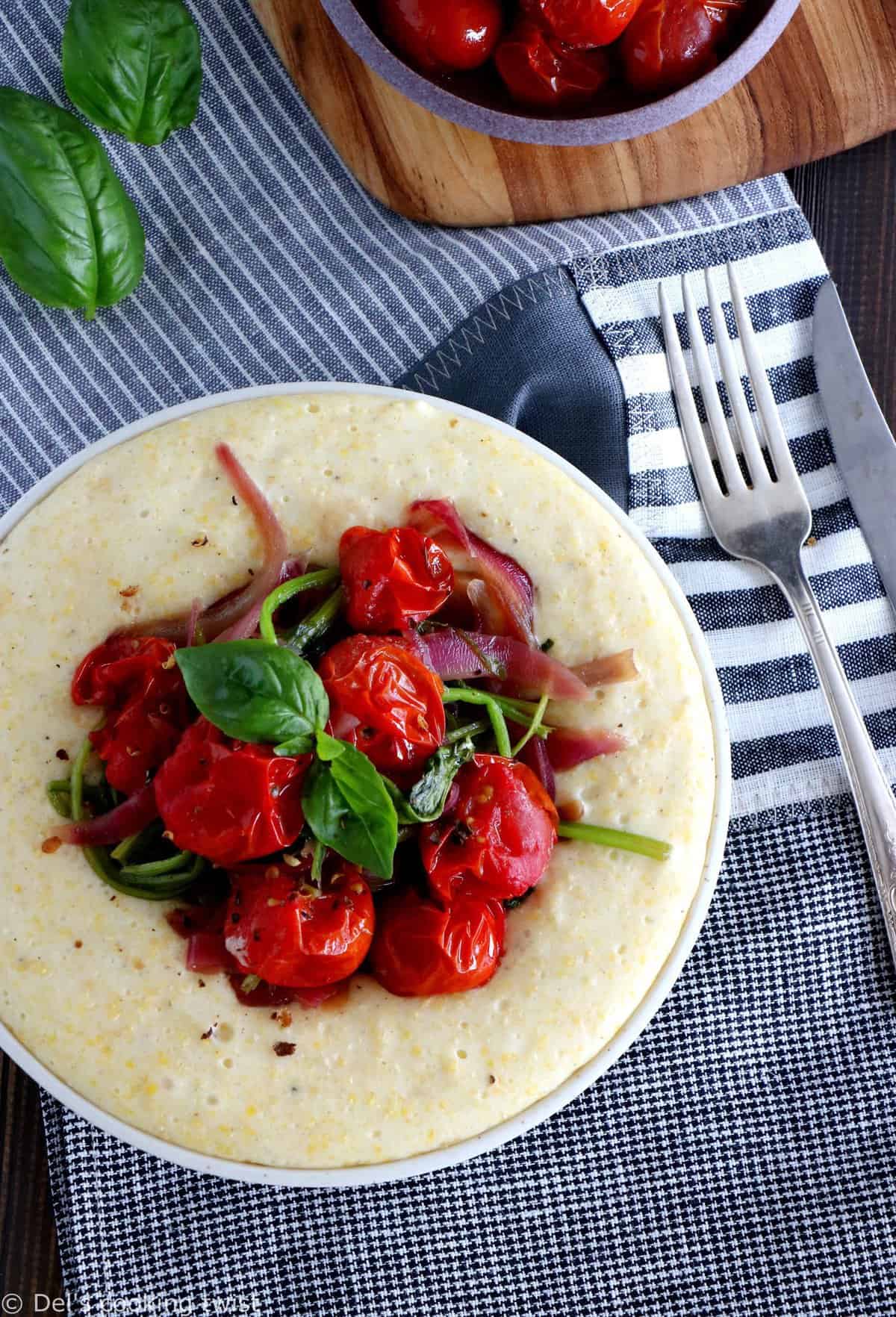 Polenta au chèvre, tomates cerises rôties et épinards