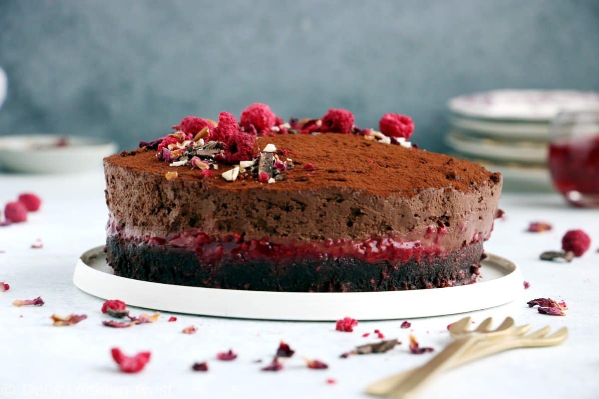 Gâteau Mousse Au Chocolat Contemporain Recouvert D'un Spray De