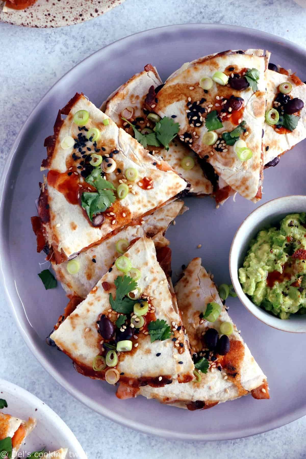 Quesadillas de patates douces et haricots noirs, sauce teriyaki