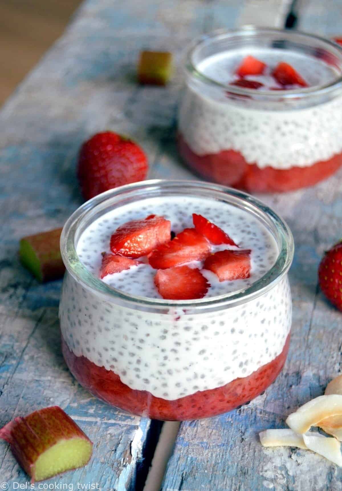 Chia pudding et sa compotée fraises-rhubarbe - Del's cooking twist