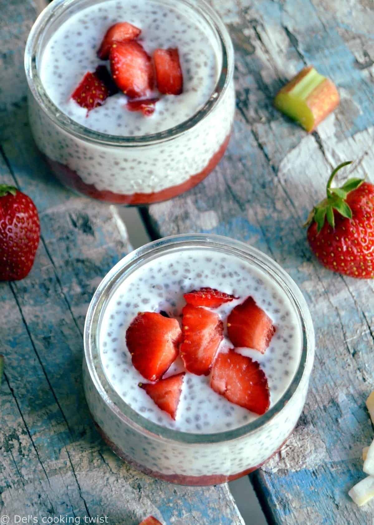 Chia pudding et sa compotée fraises-rhubarbe - Del's cooking twist