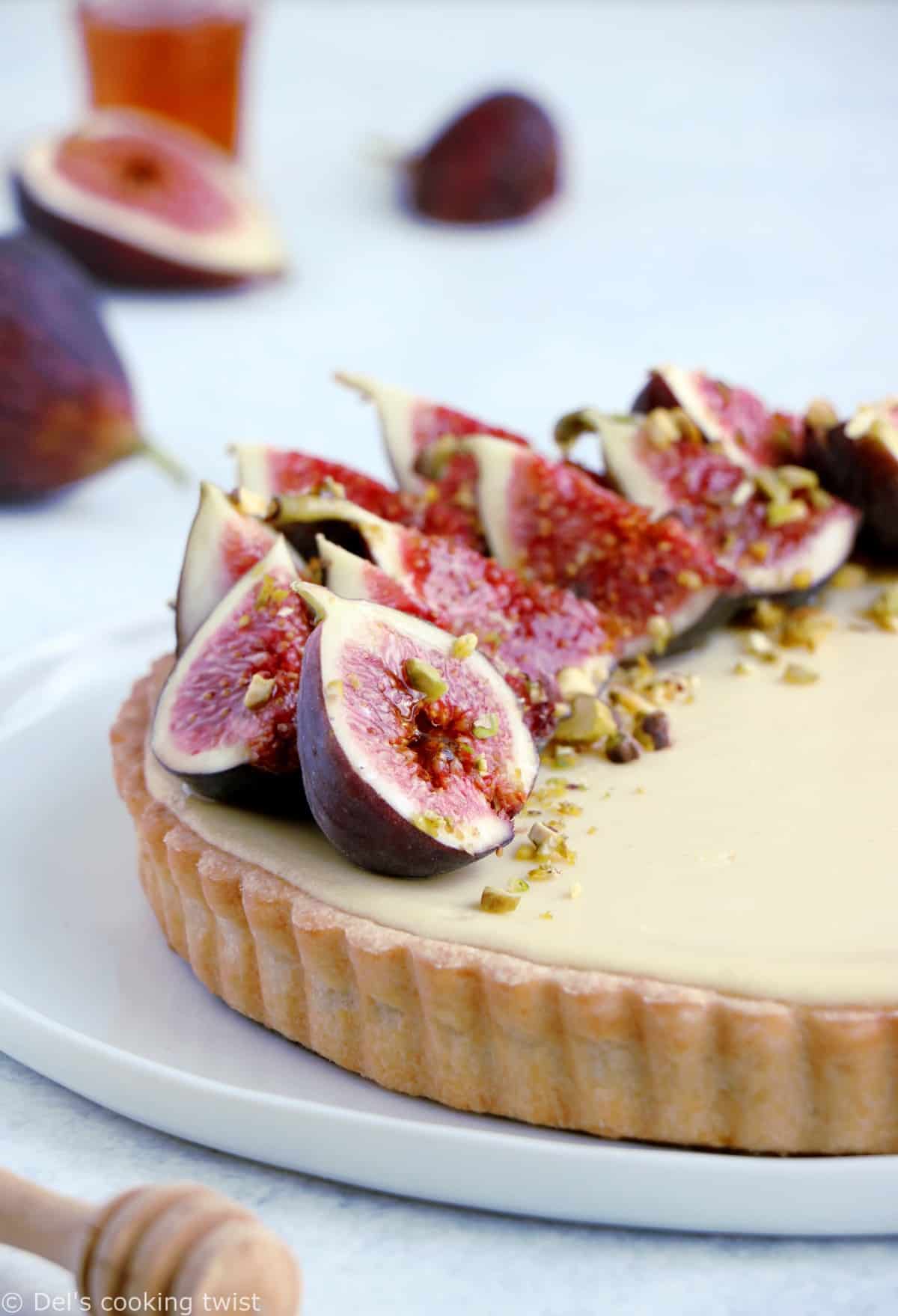 Beautiful fresh fig cheesecake tart is a simple dessert recipe with fresh flavors and a stunning design that will make you feel like a pastry chef! 