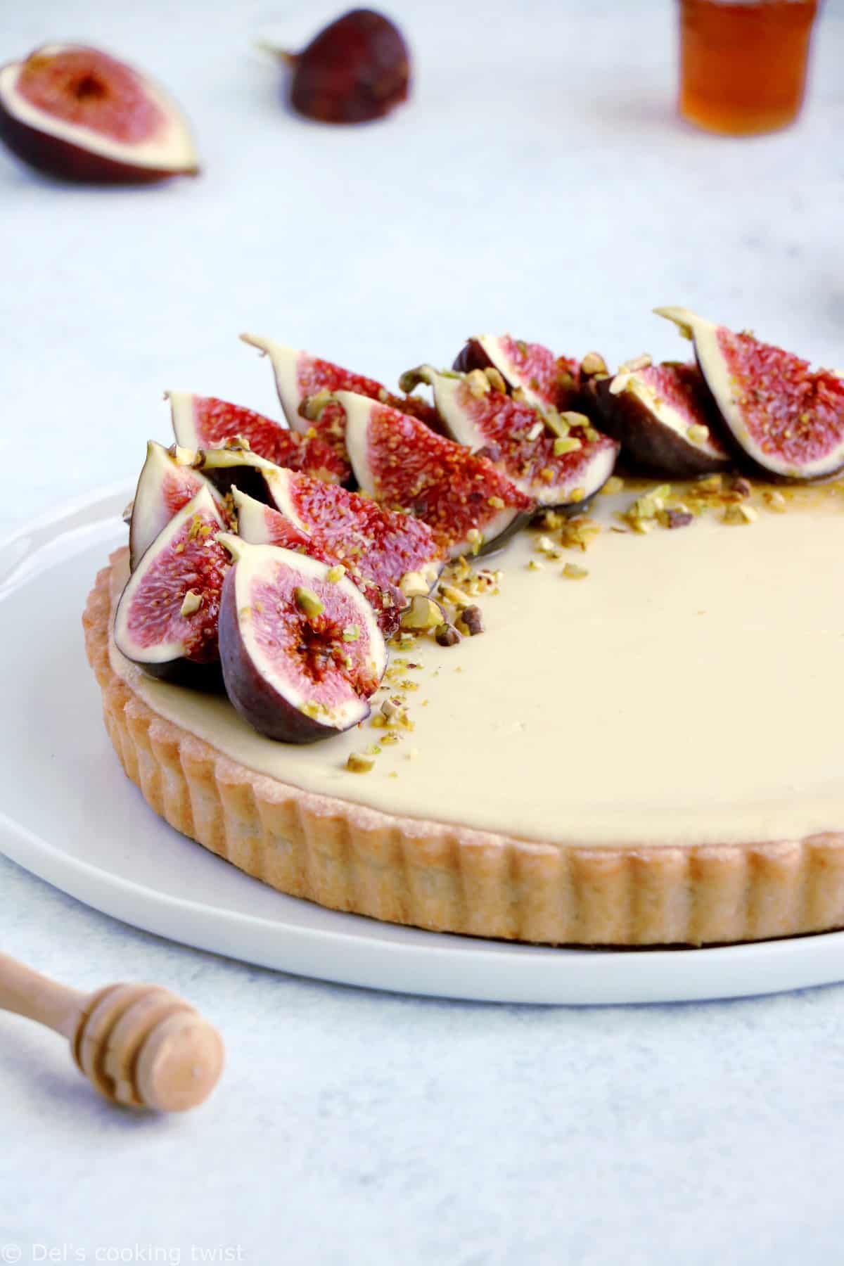 Beautiful fresh fig cheesecake tart is a simple dessert recipe with fresh flavors and a stunning design that will make you feel like a pastry chef! 