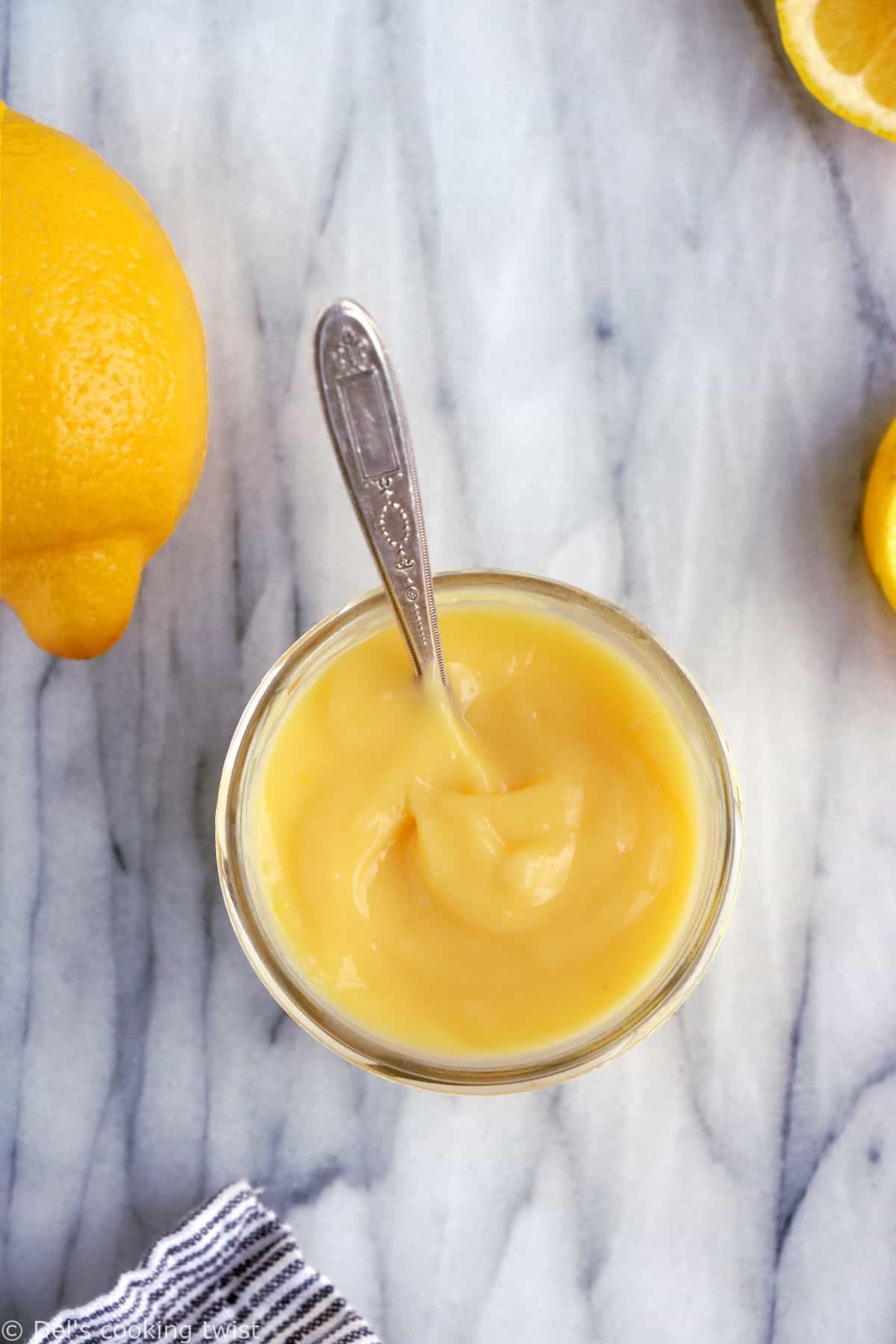 Homemade lemon curd recipe is incredibly easy to prepare. With only 5 ingredients, you get a perfectly sweet and tangy flavor with such a creamy texture. The perfect spread with scones, cakes and pancakes.