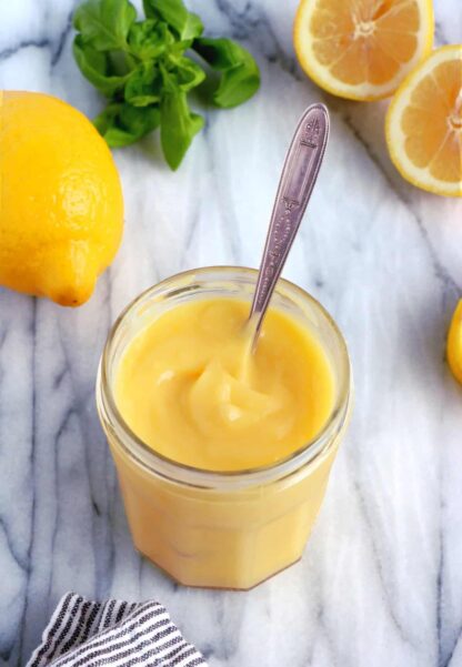 La crème au citron (lemon curd) maison est une recette toute simple à réaliser, avec seulement 4 ingrédients. Elle s'apprécie aussi bien en garniture de tartes et gâteaux, avec des crêpes et pancakes ou encore tout simplement avec des fruits rouges.