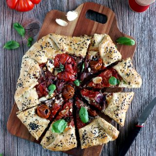 Tarte rustique aux tomates, chèvre et oignons caramélisées. Mêlant simplicité et élégance, cette tarte rustique aux tomates, chèvre et oignons caramélisés fera sensation pour un diner léger entre amis.