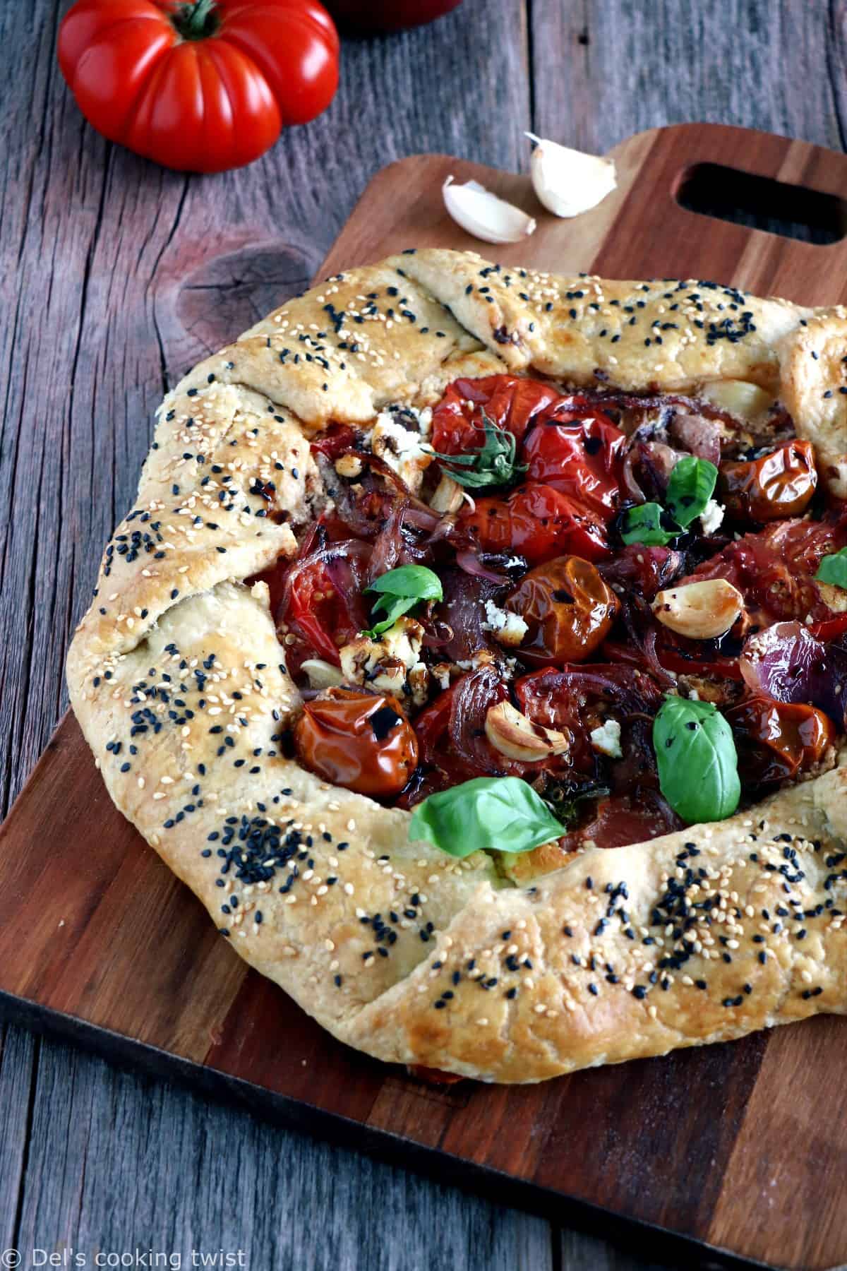 Tarte rustique aux tomates, chèvre et oignons caramélisées. Mêlant simplicité et élégance, cette tarte rustique aux tomates, chèvre et oignons caramélisés fera sensation pour un diner léger entre amis.