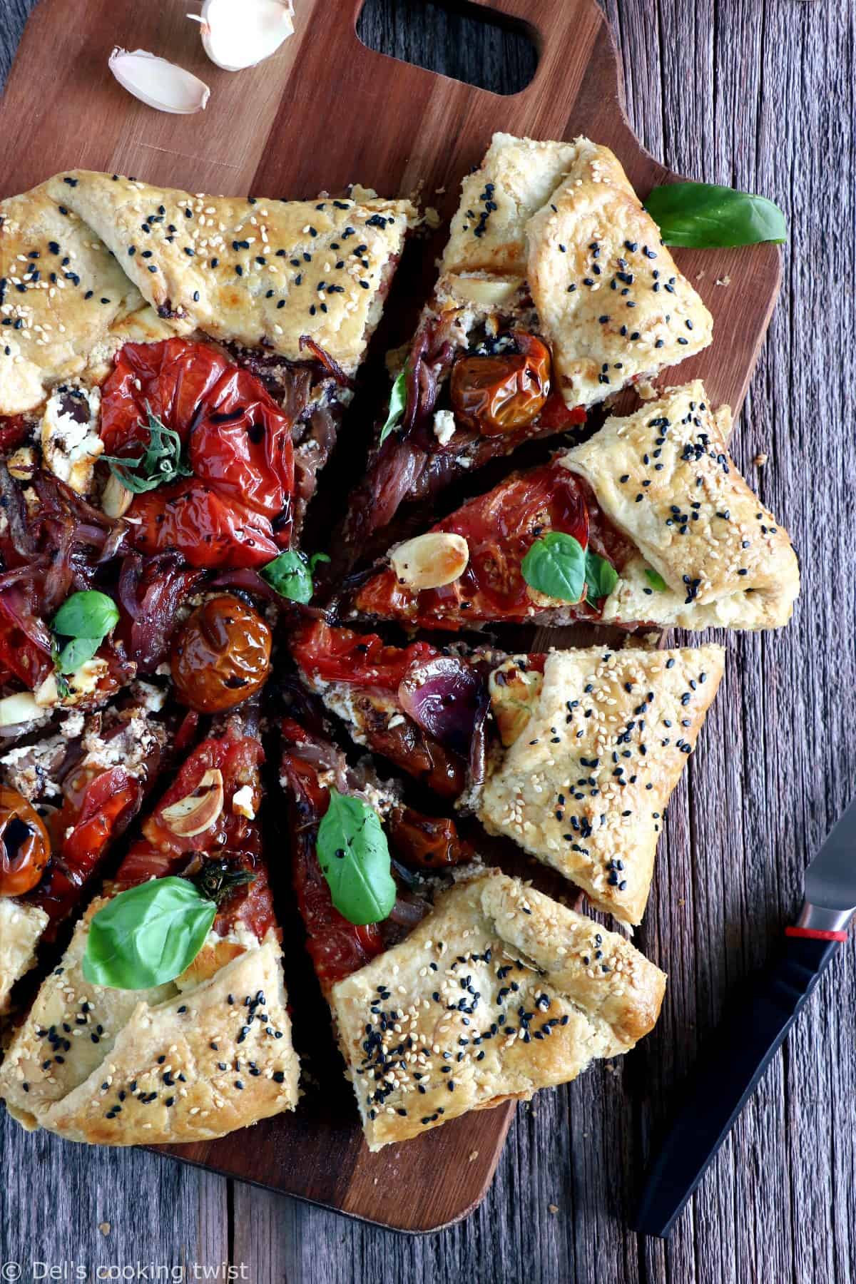 Tarte rustique aux tomates, chèvre et oignons caramélisées. Mêlant simplicité et élégance, cette tarte rustique aux tomates, chèvre et oignons caramélisés fera sensation pour un diner léger entre amis.