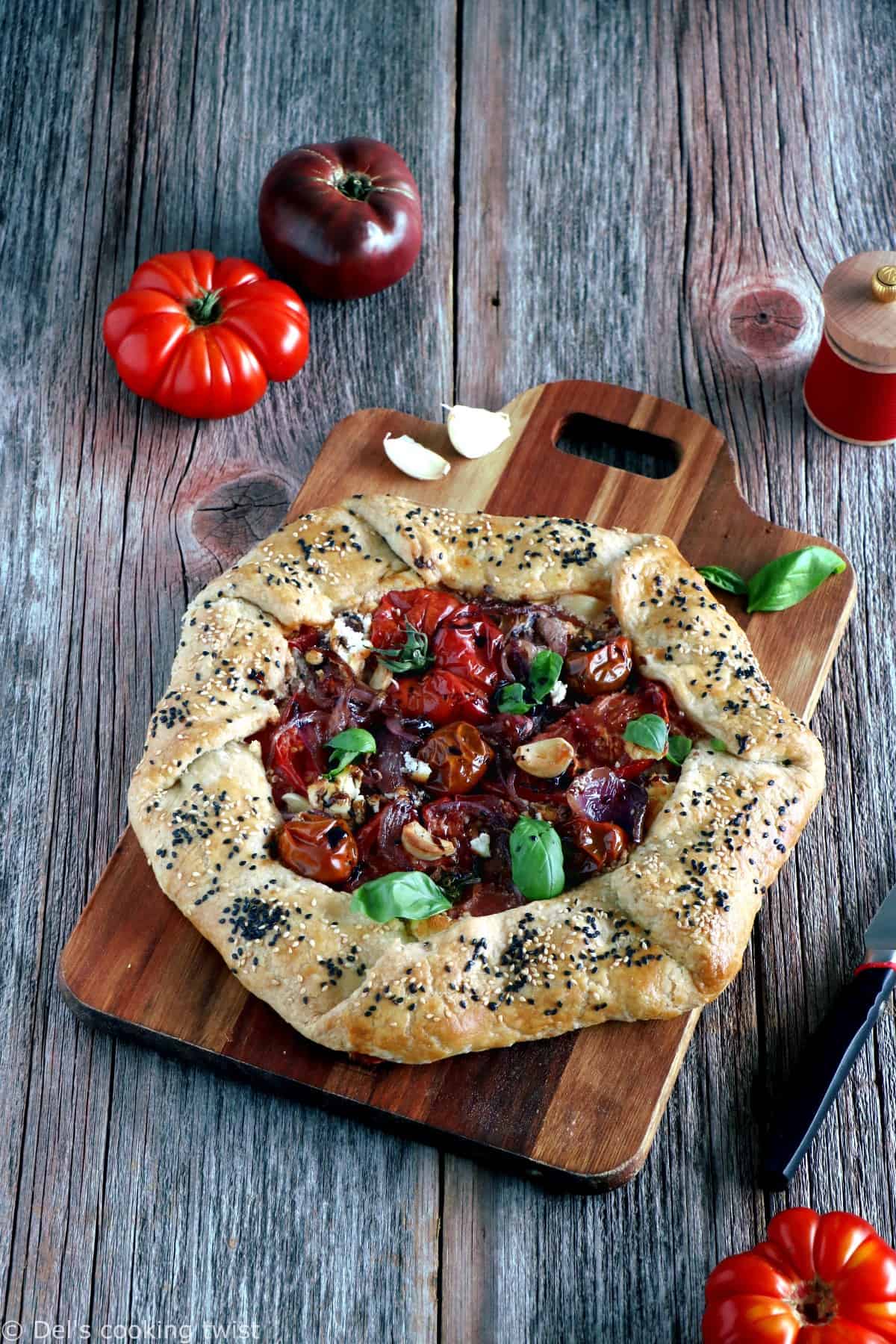 Tarte rustique aux tomates, chèvre et oignons caramélisées. Mêlant simplicité et élégance, cette tarte rustique aux tomates, chèvre et oignons caramélisés fera sensation pour un diner léger entre amis.