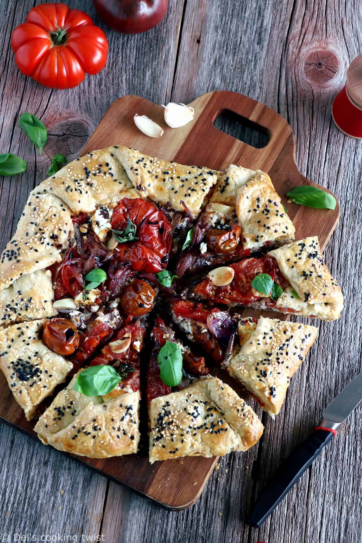 Tarte rustique aux tomates, chèvre et oignons caramélisées. Mêlant simplicité et élégance, cette tarte rustique aux tomates, chèvre et oignons caramélisés fera sensation pour un diner léger entre amis.