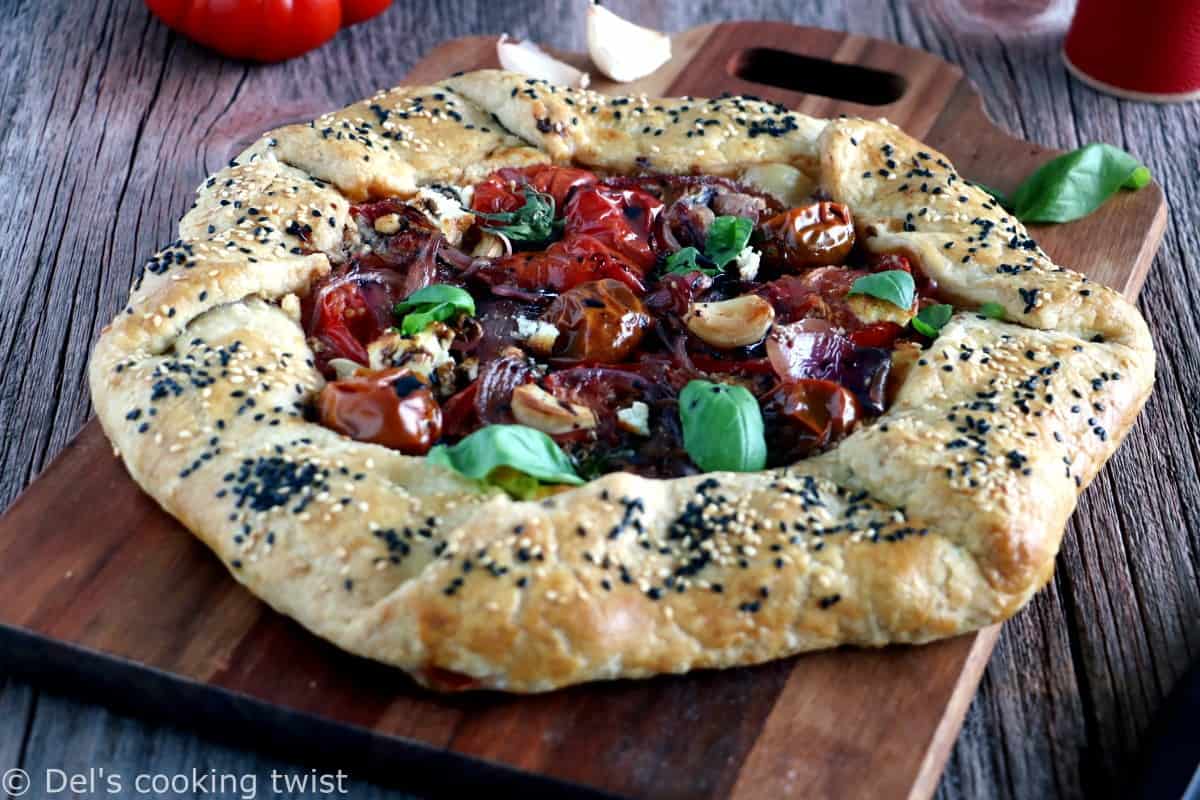 Tarte rustique aux tomates, chèvre et oignons caramélisées. Mêlant simplicité et élégance, cette tarte rustique aux tomates, chèvre et oignons caramélisés fera sensation pour un diner léger entre amis.