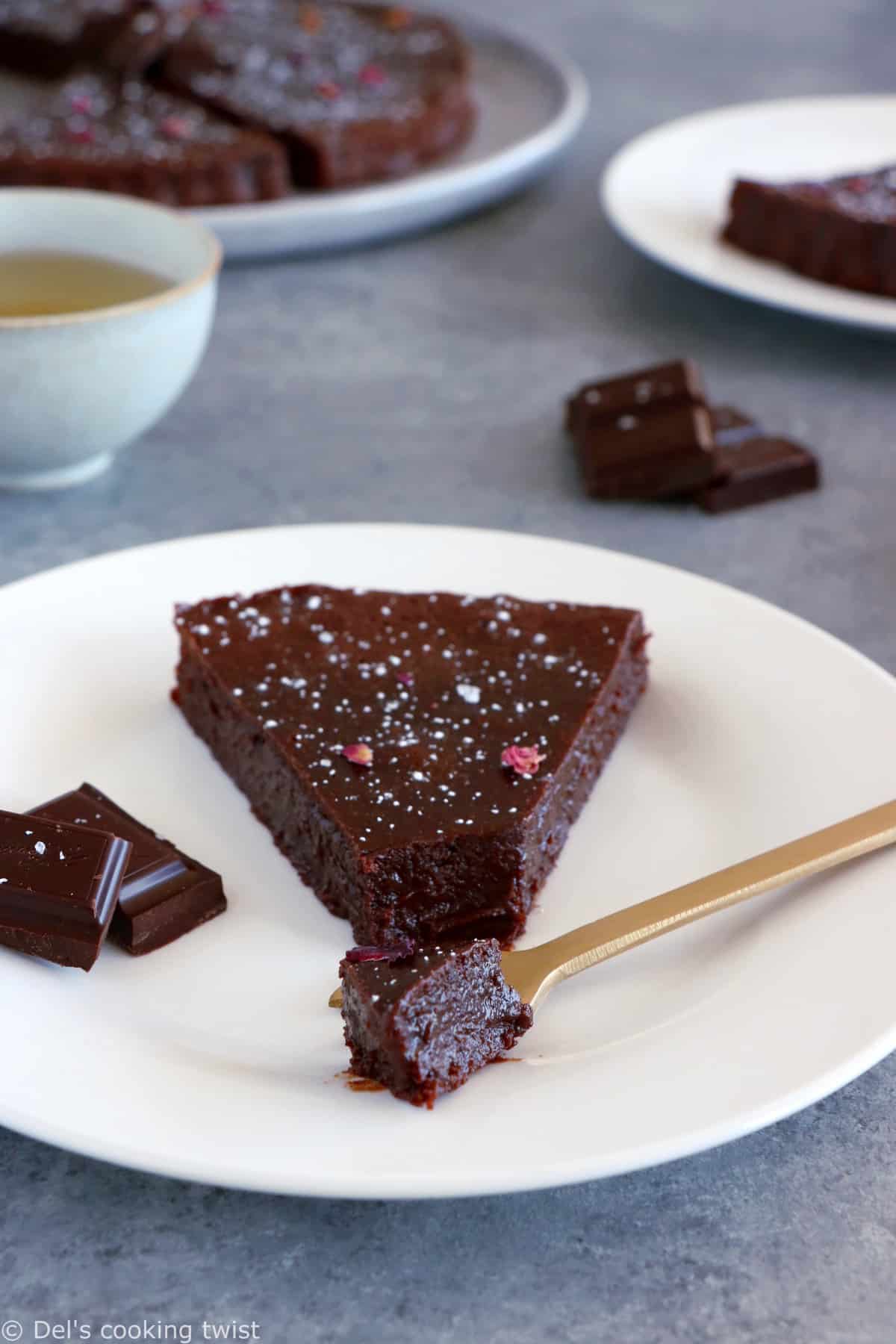 Ce fondant au chocolat est une valeur sûre, une recette qui me suit depuis plus de 15 ans et qui fait toujours le plus grand effet auprès des férus de chocolat noir.