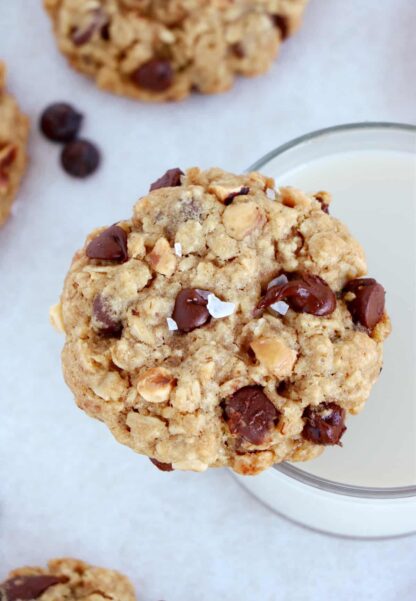 Simple chocolate chip oatmeal cookies with hazelnuts are perfect bakery-style cookies. They are easy to make, with old fashioned oats, chocolate chips and chopped hazelnuts.