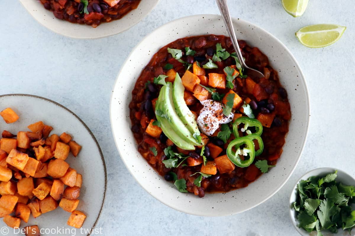 Ce chili entièrement vegan avec des patates douces est un plat sain, savoureux et délicieusement parfumé. Riche en fibres et en protéines végétales, ce chili vous réchauffera de ses épices tout au long des longues soirées d'automne et d'hiver.