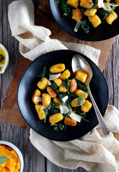 De délicieux gnocchis à la courge réalisés maison et sans effort grâce à mon tutoriel étape par étape. Servi avec une sauce au beurre citronné et un peu de sauge fraîche, ce plat végétarien impressionne à chaque fois.