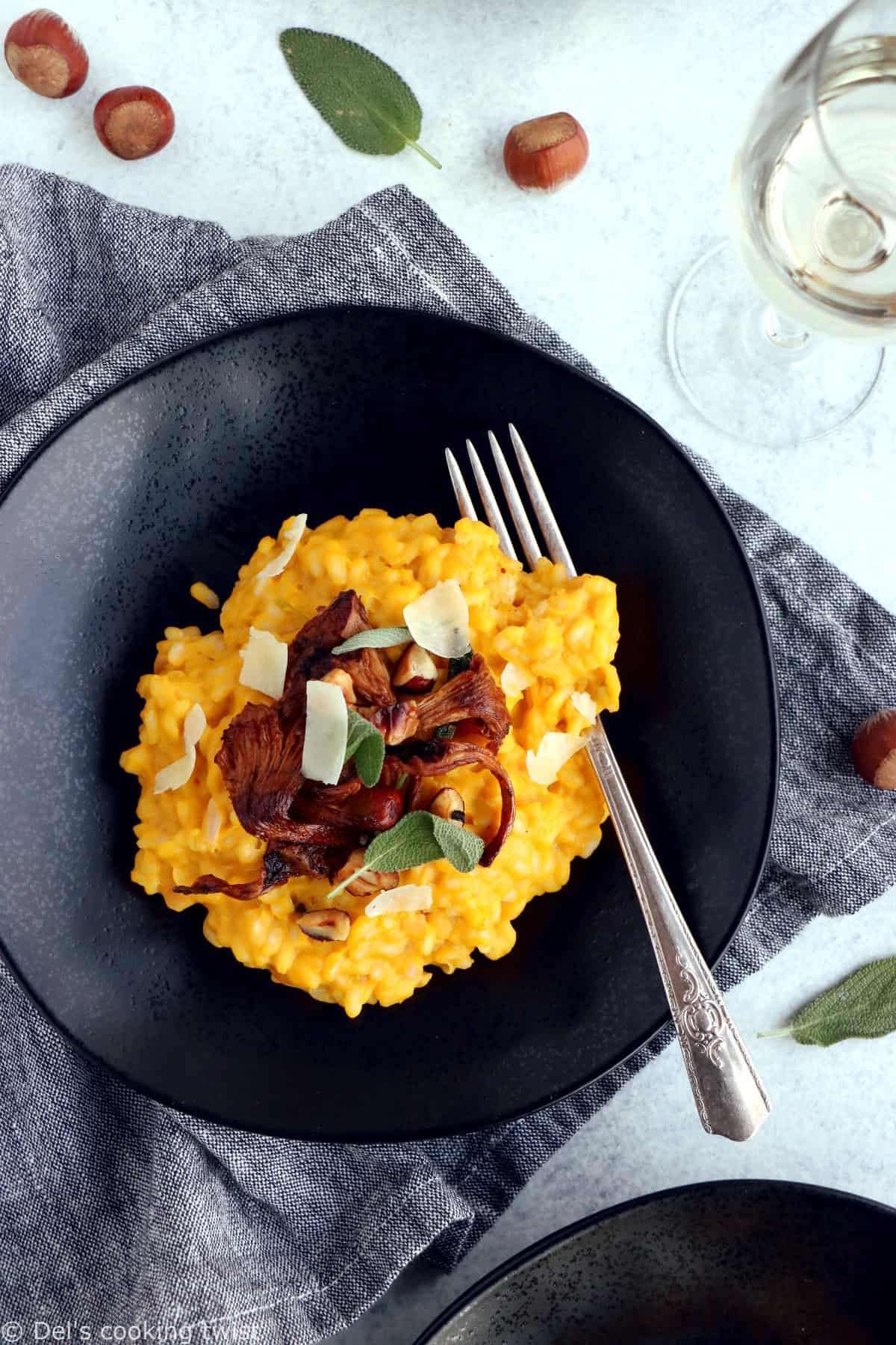 Ce risotto à la courge est une recette toute douce, facile à préparer et qui fleure bon l'automne. Servez tel quel avec un peu de sauge fraîche, ou bien faîtes-en un plat d'élégance pour les fêtes en le réhaussant de chanterelles et de noisettes, le tout accompagné d'un verre de vin blanc sec.