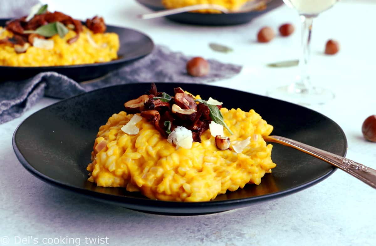 Ce risotto à la courge est une recette toute douce, facile à préparer et qui fleure bon l'automne. Servez tel quel avec un peu de sauge fraîche, ou bien faîtes-en un plat d'élégance pour les fêtes en le réhaussant de chanterelles et de noisettes, le tout accompagné d'un verre de vin blanc sec.