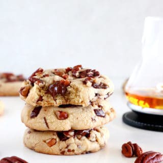 These Pecan Bourbon chocolate chunk cookies are a very festive little treat. Prepared with pecans, dark chocolate chunks and a splash of Bourbon, they are just perfect for Thanksgiving or the holiday season.