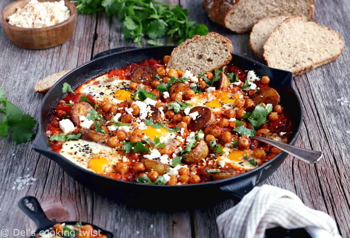 Une shakshuka en version deluxe, avec une base d'oeufs pochés plongés dans une sauce tomate aux oignons, le tout réhaussé de pommes de terres et pois chiches épicés.