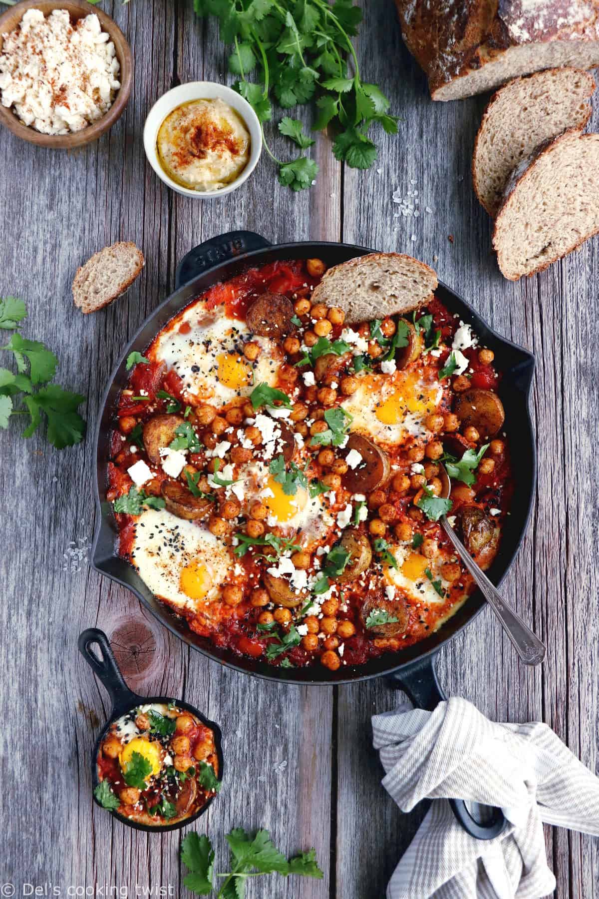 Shakshuka (Oeufs pochés, tomates et feta) - Del's cooking twist