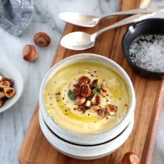 This subtle parsnip apple soup with toasted hazelnuts combines tangy apples and parsnip beautifully with a crunchy nutty bite. Warm and comforting, it's quick, easy to prepare and perfectly healthy.