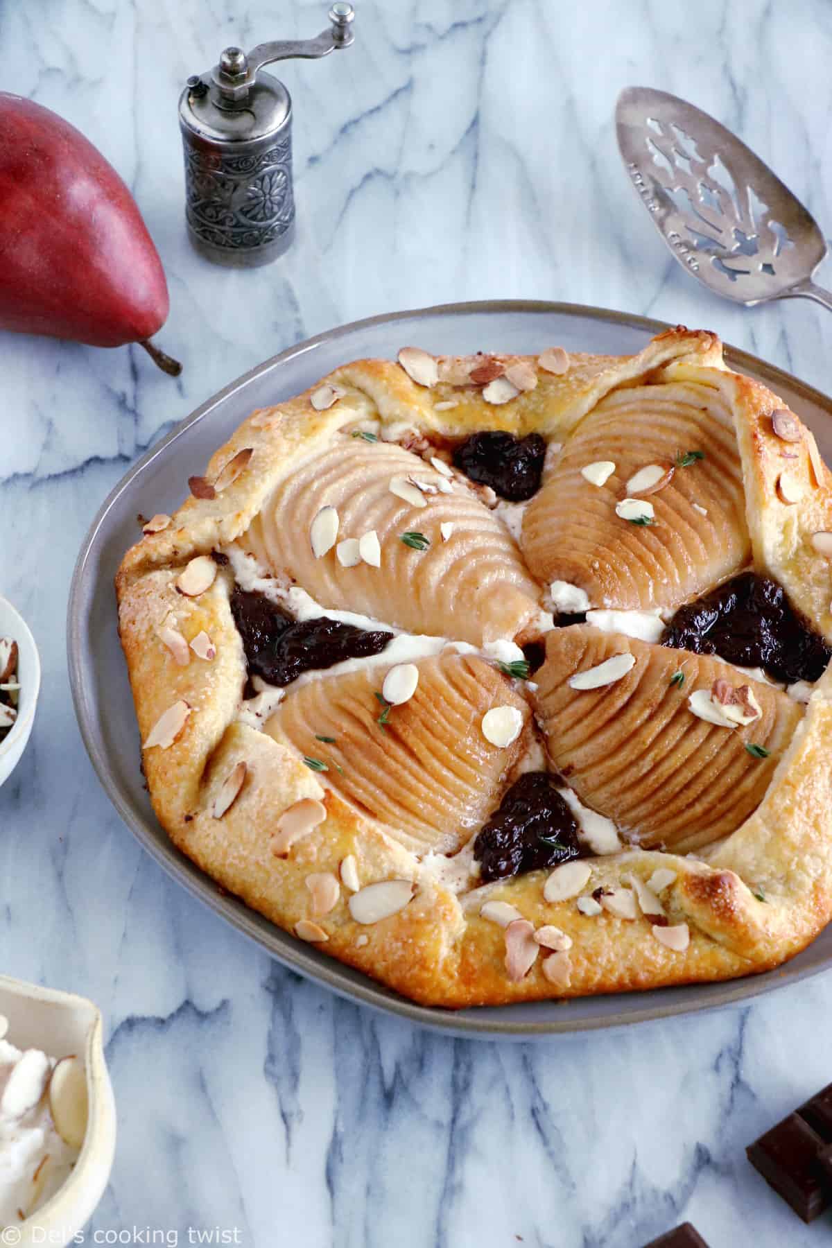 Cette tarte rustique aux poires, ricotta et chocolat est un dessert gourmand et élégant, en toute simplicité.