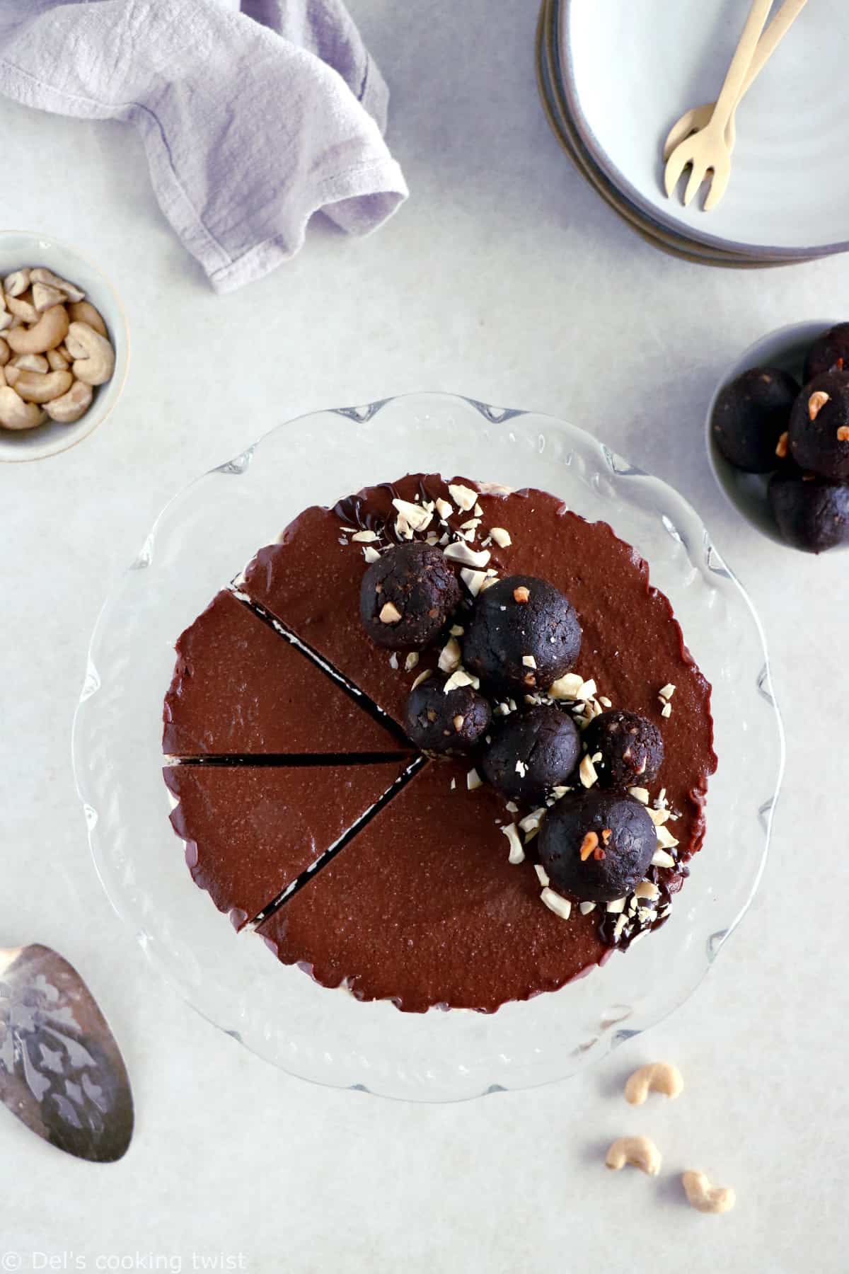 No-bake vegan chocolate cashew cheesecake is a dream come true. This healthy vegan dessert recipe has a rich chocolate filling and a crunchy nut base.