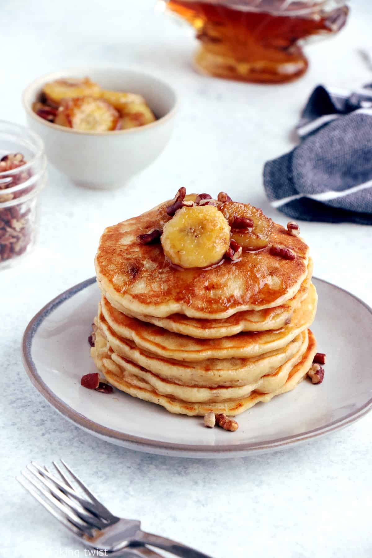 Ces pancakes à la banane sont moelleux et généreux, avec une délicieuse saveur qui vous rappelera celle d'un banana bread.