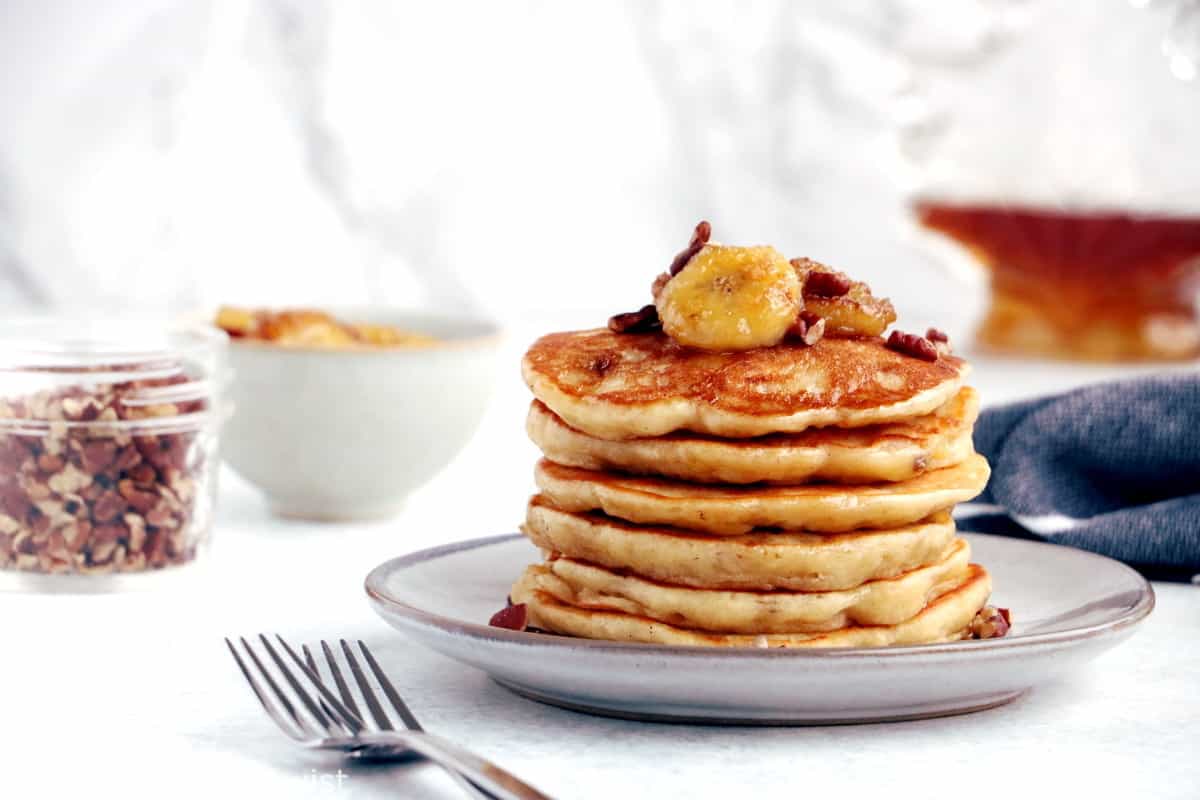 Ces pancakes à la banane sont moelleux et généreux, avec une délicieuse saveur qui vous rappelera celle d'un banana bread.