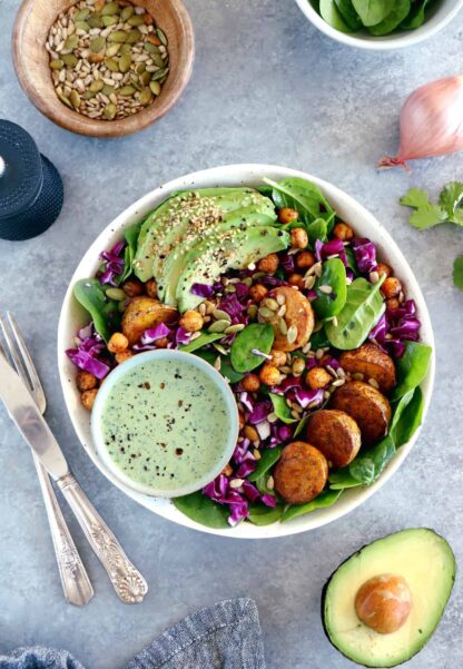 Ce buddha bowl aux pommes de terre rôties et sauce tahini aux herbes constitue un plat sain, équilibré et très nourrissant.