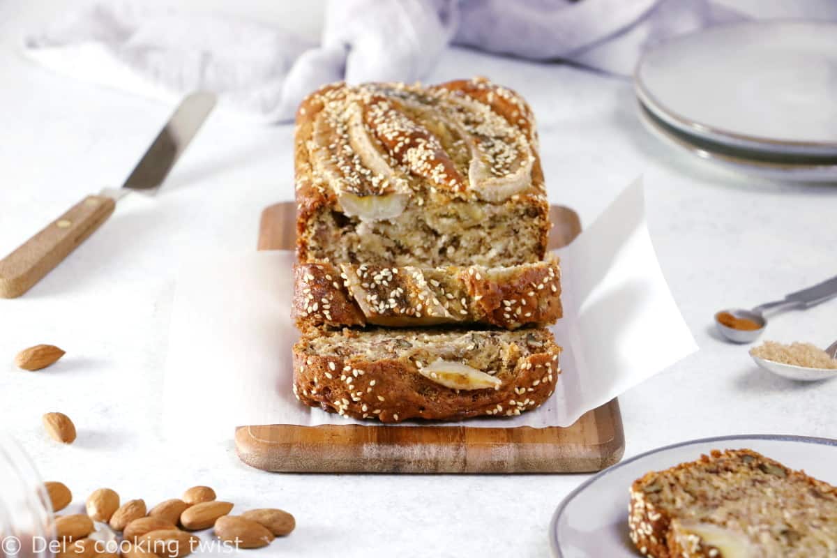 Ce banana bread vegan est la perfection même. À la fois léger et très moelleux avec une saveur douce sans être trop sucrée, il se prépare en moins de 10 minutes avec juste quelques ingrédients de base.