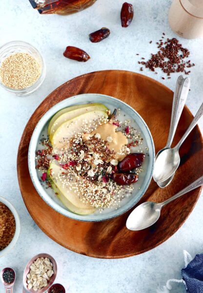 Pour faire le plein de vitalité dès le matin, commencez par vous préparer ce porridge aux fruits, purée de noix de cajou et graines de lin. Un petit déjeuner sain, énergétique, gourmand et prêt en 5 minutes.