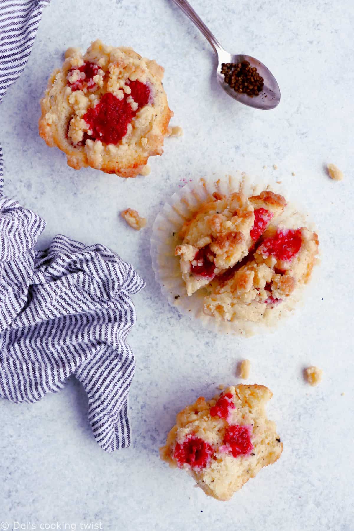 Ces muffins framboise et cardamome avec crumble sont la petite douceur qu'il vous fallait pour un goûter gourmand.