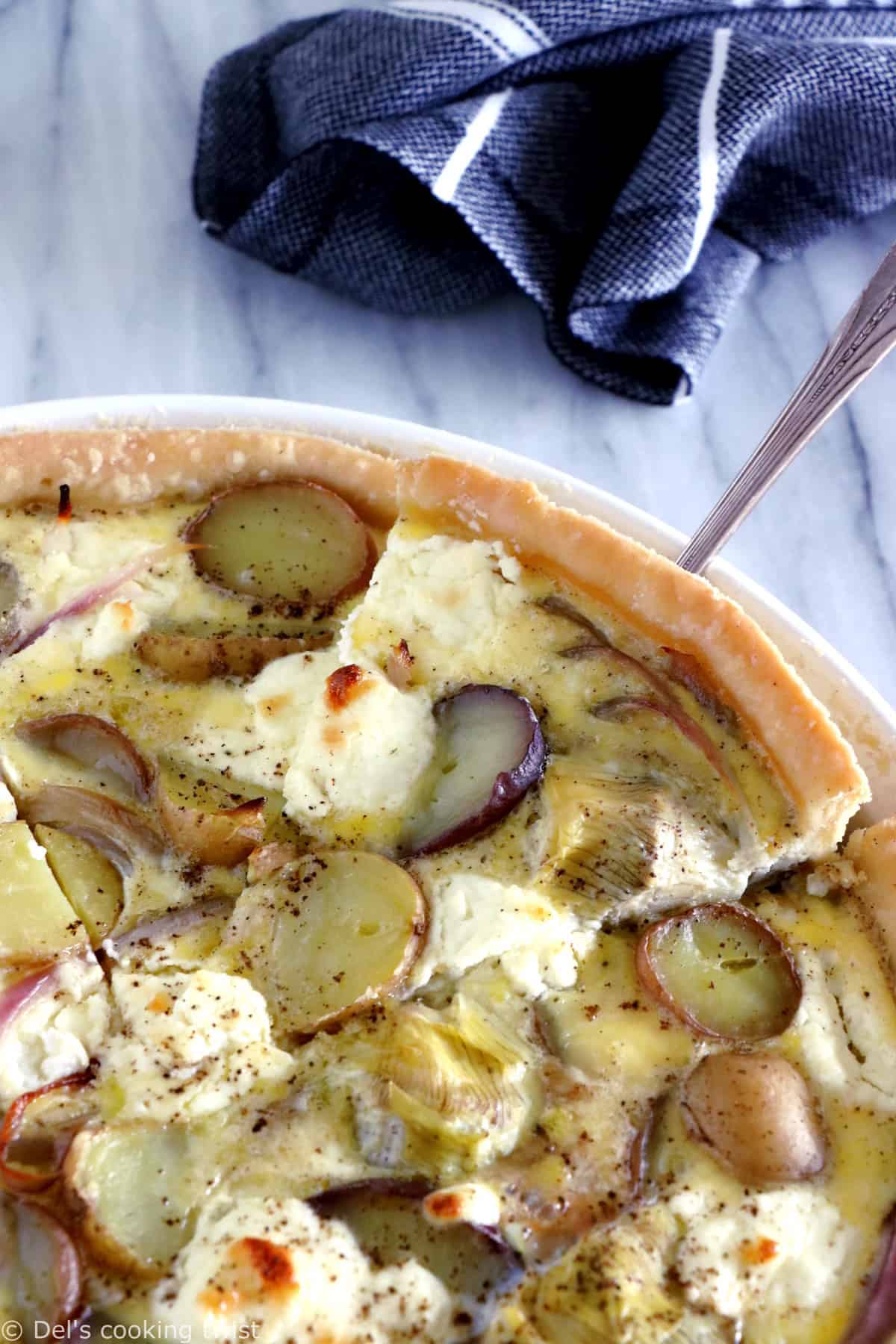 Pour les beaux jours, cette quiche aux artichauts, chèvre et pommes de terre s'invite à notre table. On y retrouve des légumes du jardin, du chèvre frais, le tout sur fond de pâte à l'huile d'olive.