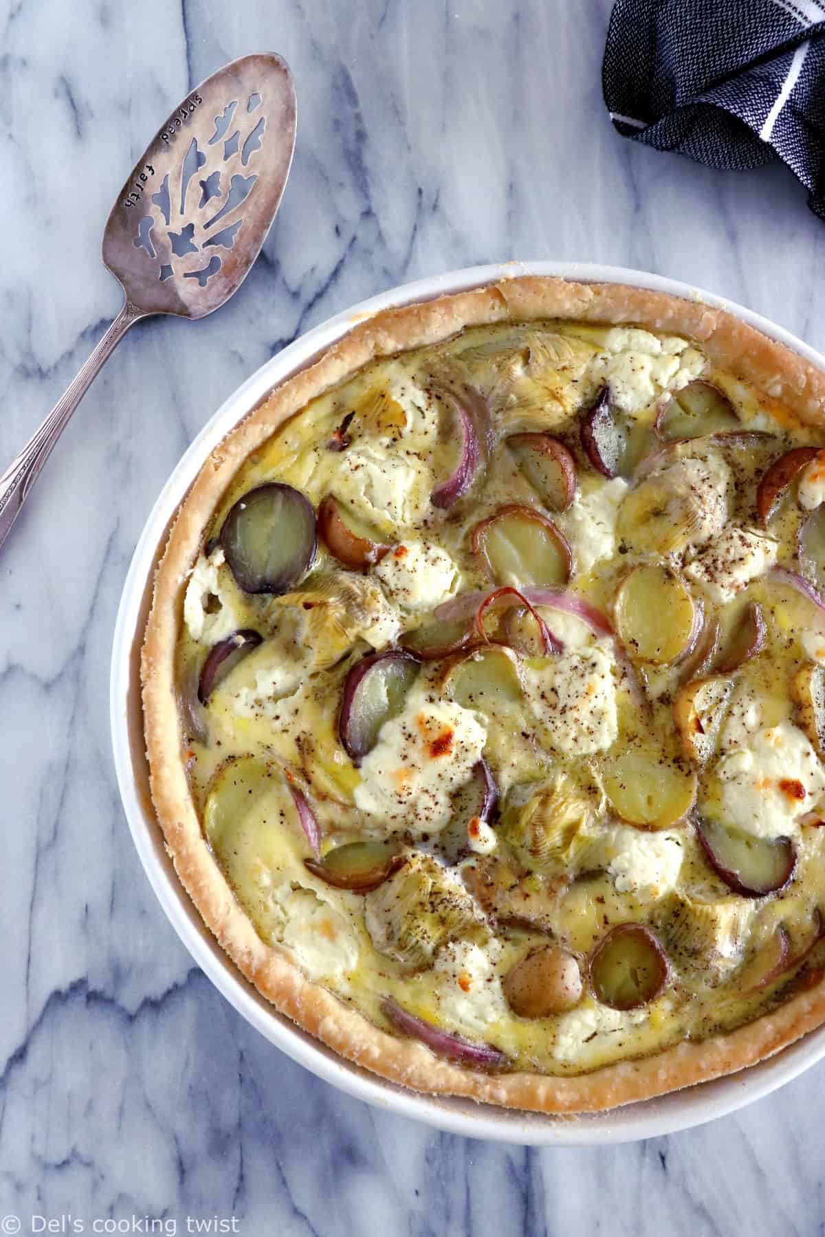 Pour les beaux jours, cette quiche aux artichauts, chèvre et pommes de terre s'invite à notre table. On y retrouve des légumes du jardin, du chèvre frais, le tout sur fond de pâte à l'huile d'olive.