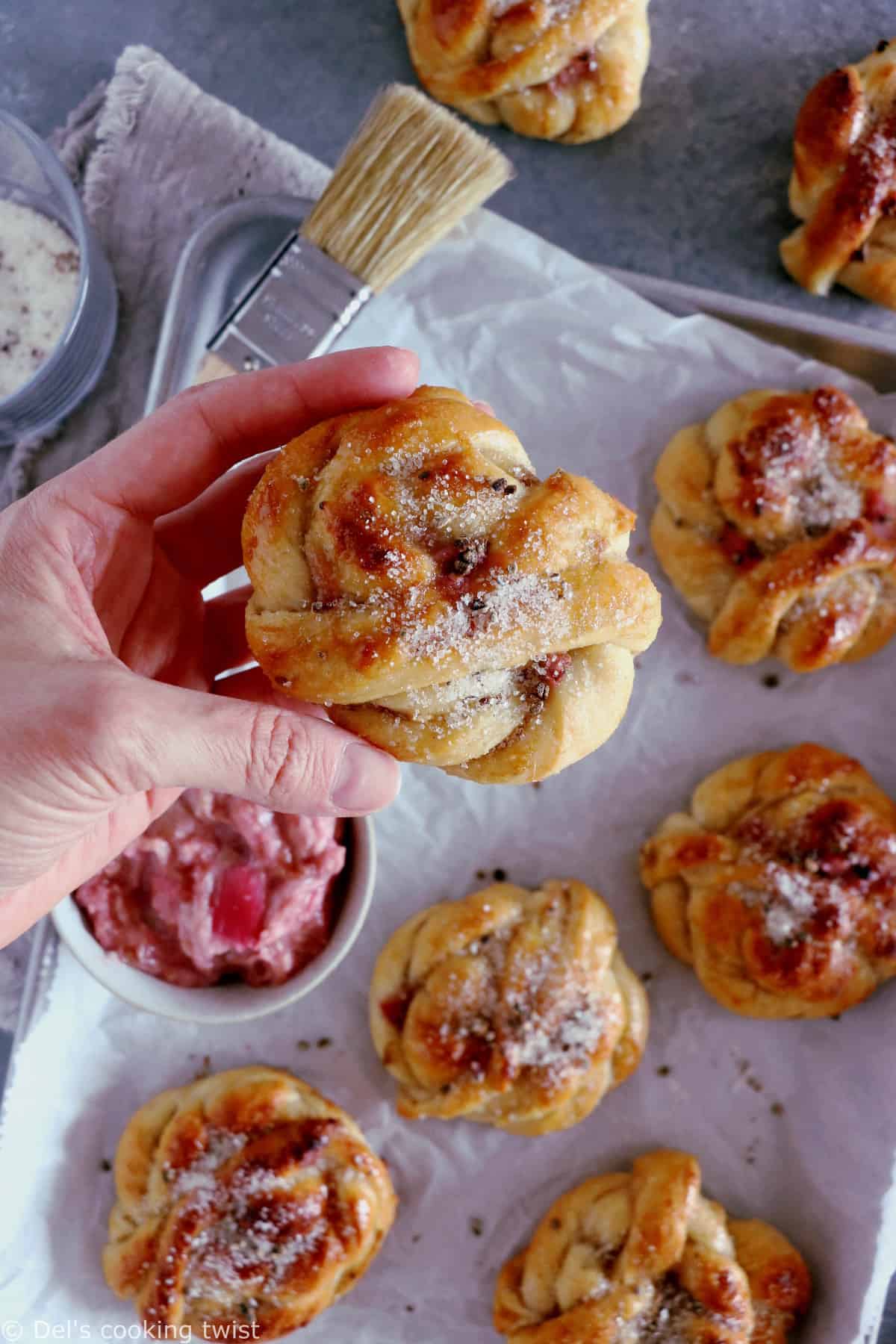 Les petites brioches suédoises rhubarbe et cardamome ne sont qu'une autre version des brioches suédoises à la cannelle (kanelbullar) ou de leur pendant à la cardamome.