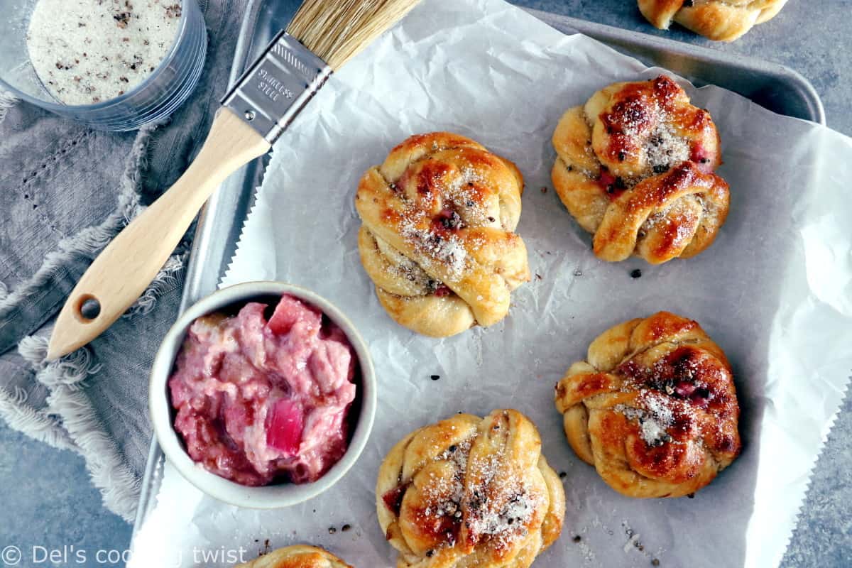 Les petites brioches suédoises rhubarbe et cardamome ne sont qu'une autre version des brioches suédoises à la cannelle (kanelbullar) ou de leur pendant à la cardamome.