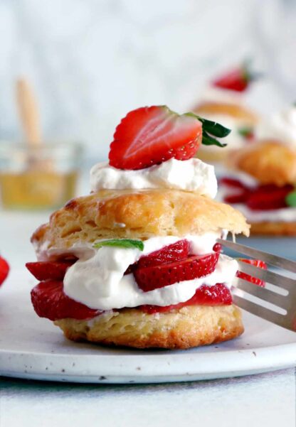 Venant tout droit des États Unis, ces petits shortcakes aux fraises sont une sorte de scones, à la fois riches, généreux et prêts en seulement 30 minutes.