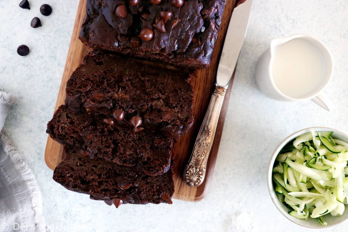 Amoureux de chocolat et de recettes healthy, vous allez adorer ce zucchini bread au chocolat healthy.