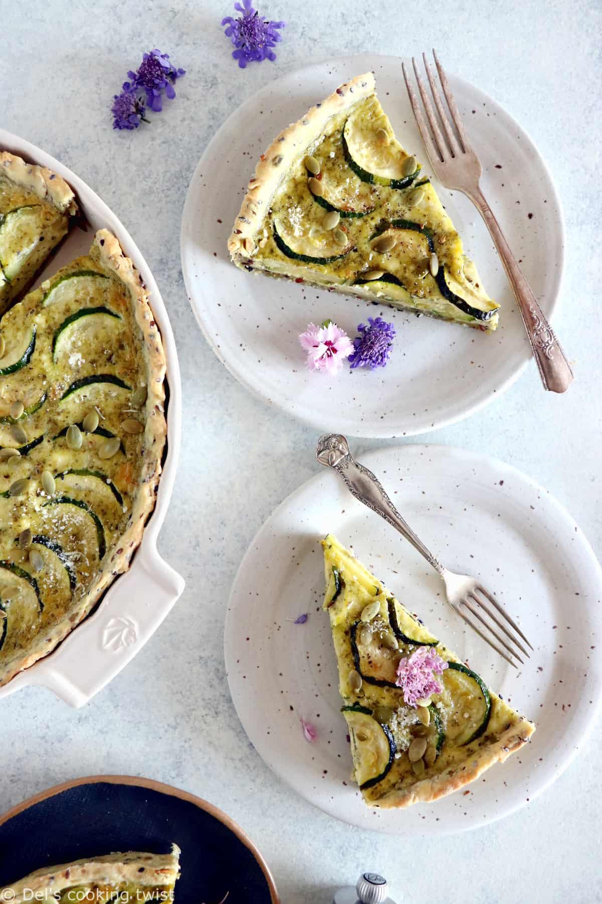 Découvrez les saveurs fraîches et savoureuses de cette quiche aux courgettes originale, qui mêle chèvre frais et pesto sur fond de pâte à tarte aux graines.