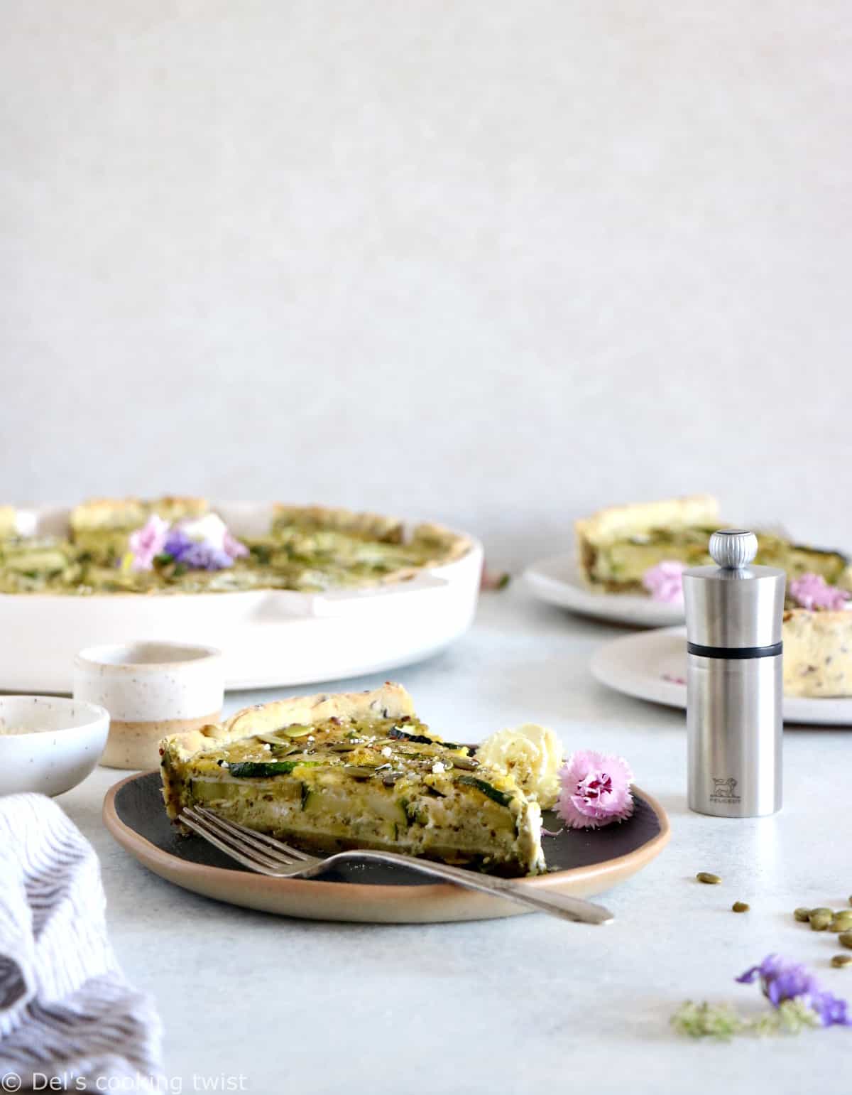 Découvrez les saveurs fraîches et savoureuses de cette quiche aux courgettes originale, qui mêle chèvre frais et pesto sur fond de pâte à tarte aux graines.