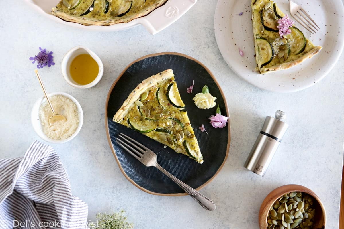 Découvrez les saveurs fraîches et savoureuses de cette quiche aux courgettes originale, qui mêle chèvre frais et pesto sur fond de pâte à tarte aux graines.