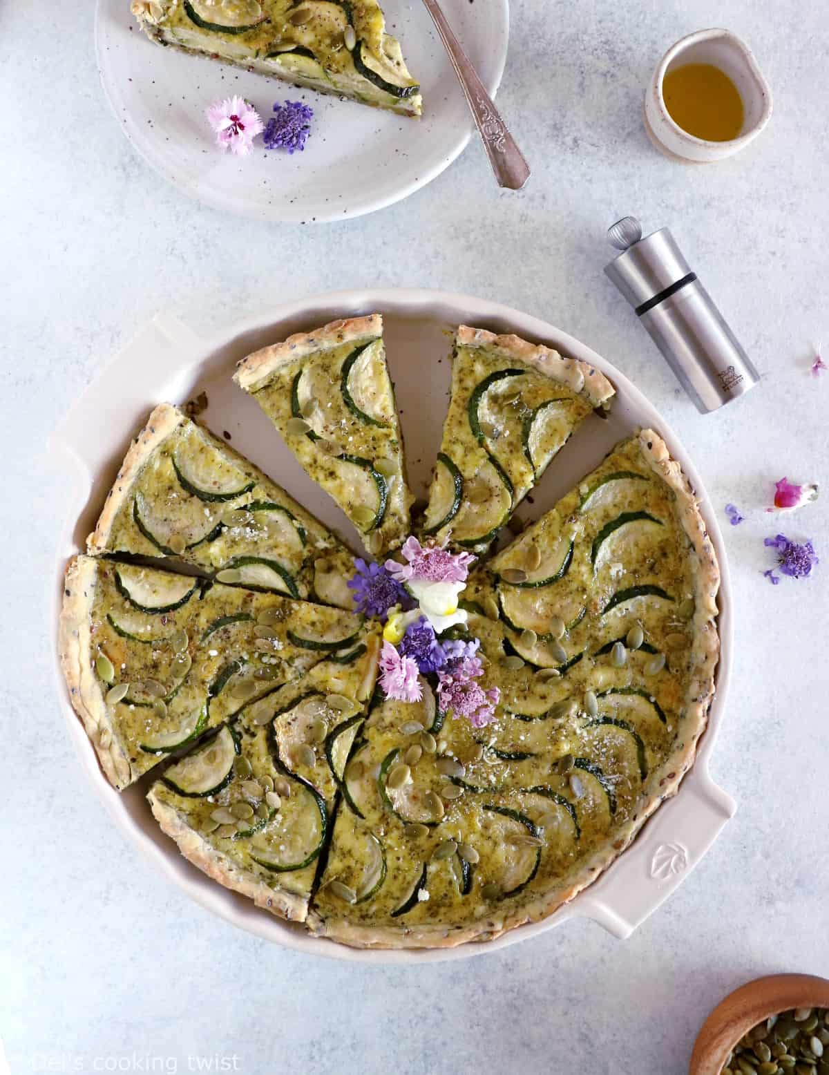 Découvrez les saveurs fraîches et savoureuses de cette quiche aux courgettes originale, qui mêle chèvre frais et pesto sur fond de pâte à tarte aux graines.